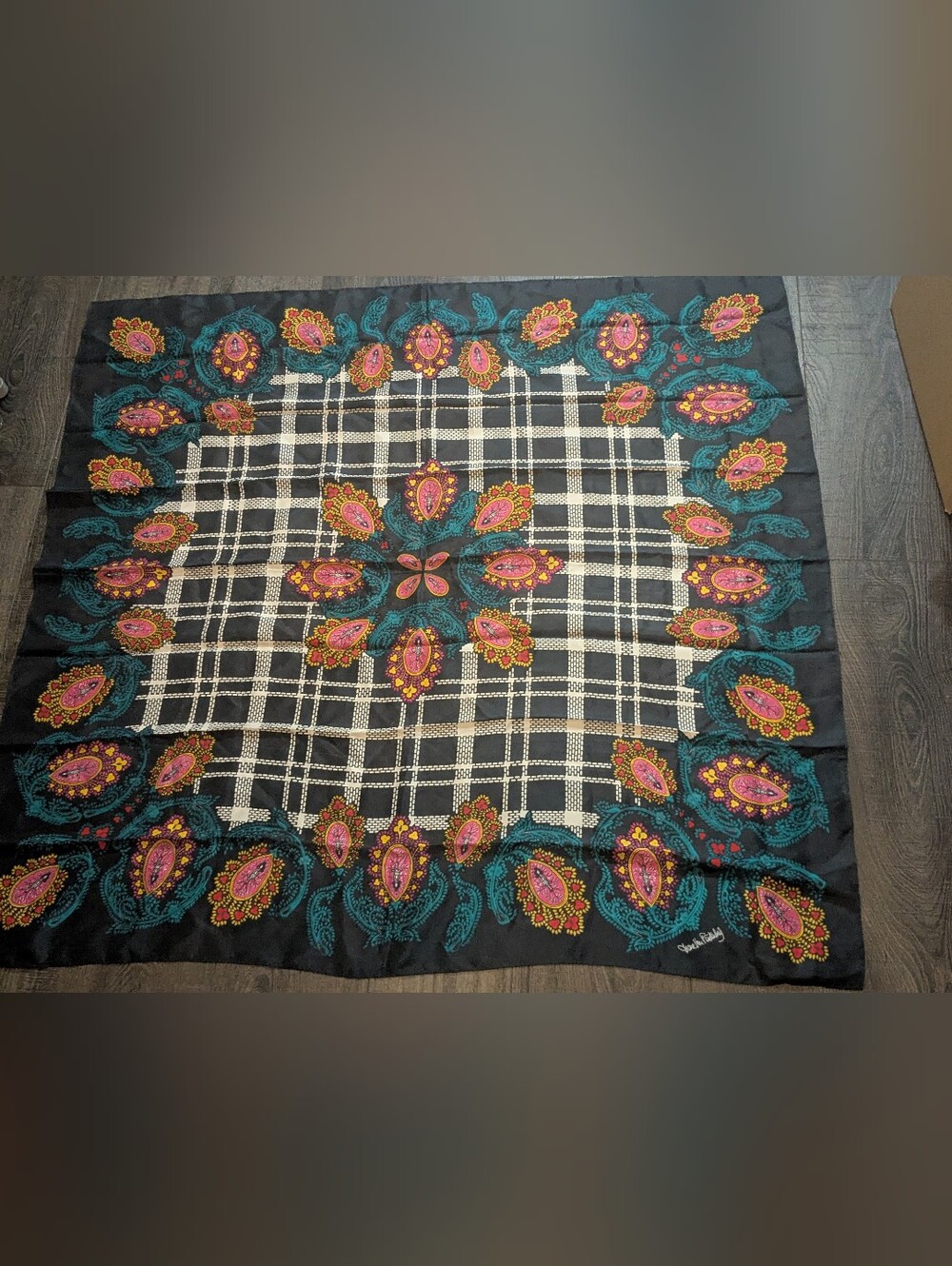 Diane Von Furstenberg Gorgeous Vibrant 100% Silk Wrap Scarf